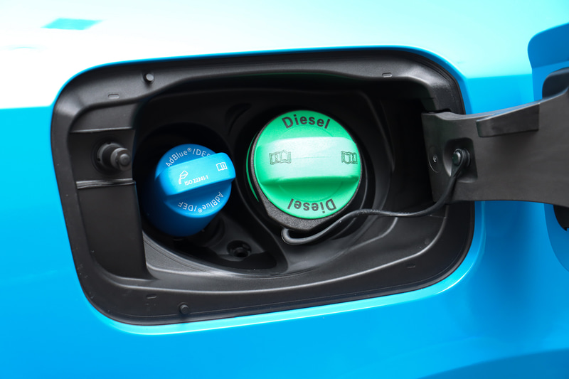 燃料タンク容量は63L。排出ガスの後処理に利用するAdBlueの補充口が並んでレイアウトされる