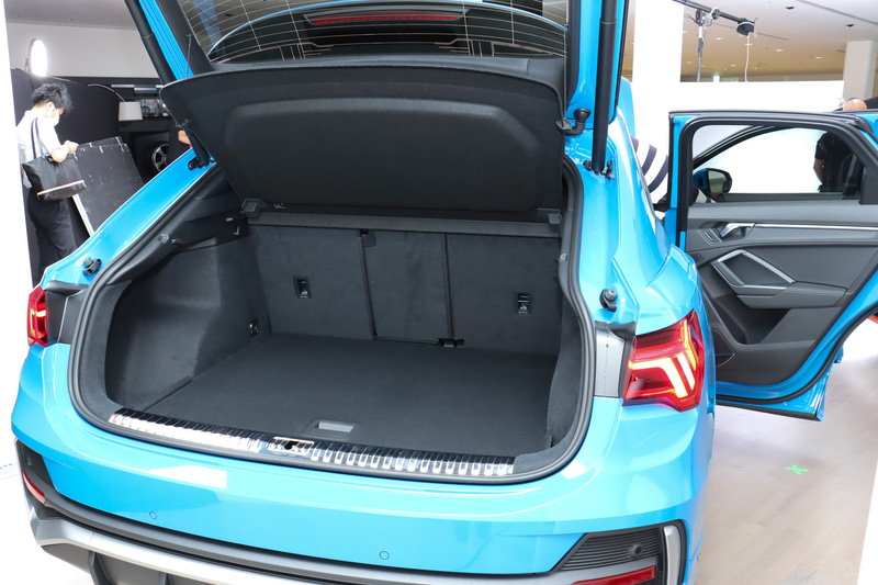 Q3 スポーツバックのラゲッジスペース。トノボードをフロア下に収納可能