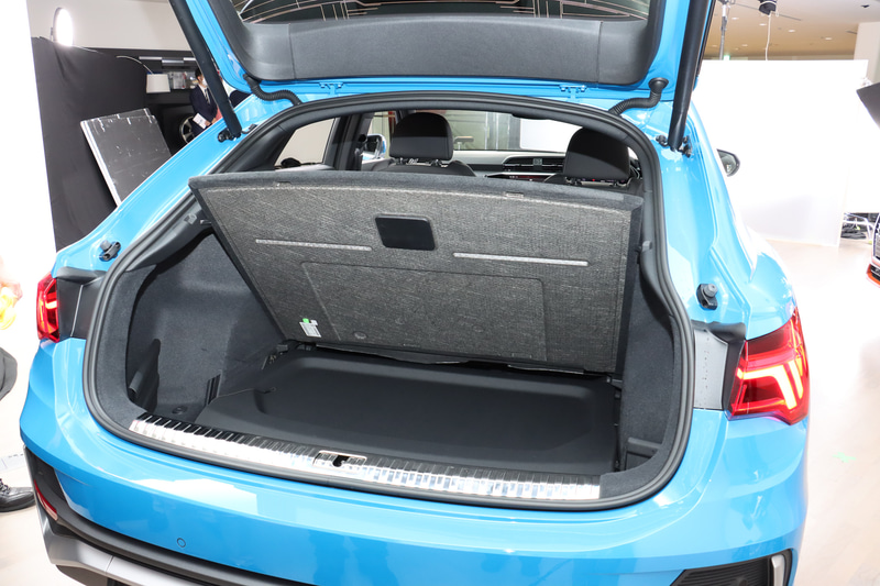 Q3 スポーツバックのラゲッジスペース。トノボードをフロア下に収納可能