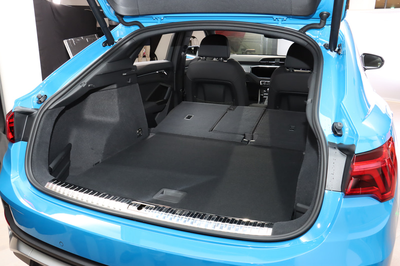 ラゲッジスペース容量はQ3、Q3 スポーツバック共に530L。リアシートを前倒しした時の最大容量はQ3が1525L、Q3 スポーツバック（写真）が1400L
