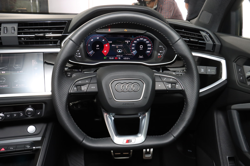 Q3 スポーツバック 35 TDI quattro S lineのインパネ。パドルシフトを備えるフラットボトムのレザーステアリングはS lineモデルに標準装備。ほかの一部グレードにオプション設定される。センターコンソールにフロントグリルを連想させる“オクタゴンモチーフ”を採用。高解像度10.1インチタッチパネルを採用するMMIナビゲーションは「Apple CarPlay」「Android Auto」に対応