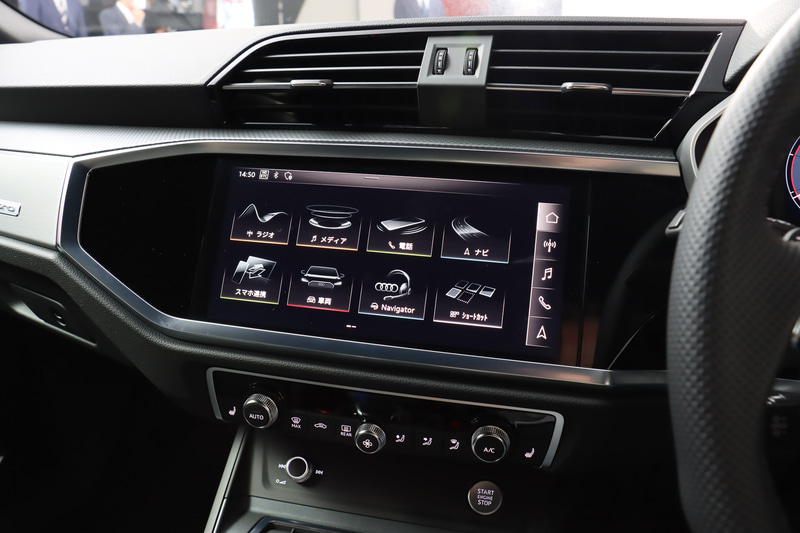 Q3 スポーツバック 35 TDI quattro S lineのインパネ。パドルシフトを備えるフラットボトムのレザーステアリングはS lineモデルに標準装備。ほかの一部グレードにオプション設定される。センターコンソールにフロントグリルを連想させる“オクタゴンモチーフ”を採用。高解像度10.1インチタッチパネルを採用するMMIナビゲーションは「Apple CarPlay」「Android Auto」に対応