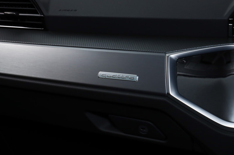 スカッフプレートや助手席前方の「quattro」ロゴなどの発光色を変化させて車内のムードを自分好みに調節できるアンビエントライティングも備える