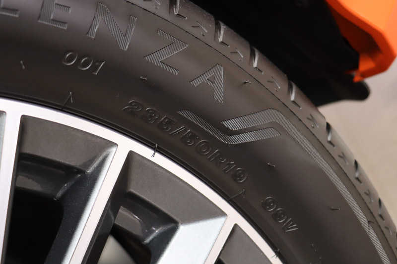 S line用オプションの20スポーク Vデザイングラファイトグレーアルミホイールを装着。タイヤサイズは235/50R19。展示車ではブリヂストンのSUV専用タイヤ「ALENZA 001」を採用している