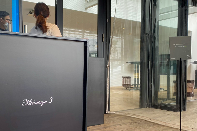 六本木のミッドタウンから徒歩1分という、超オシャレな場所にある謎の立ち食いそば屋、「Minatoya3」。実はメルセデス・ベンツの「クルマを売らないショールーム」こと、「メルセデス・ミー」の敷地内にあるんです。