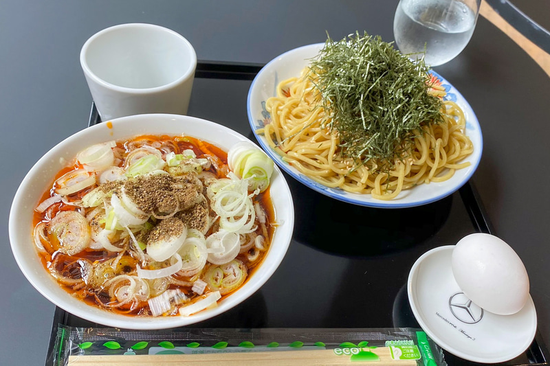 これが幻の立ち食いそばと呼ばれたMinatoya3のメニュー。真っ赤なおつゆにネギ山盛りで、刻み海苔たっぷりの麺は太めでコシがあります。生卵もお好みで、味変を楽しめるようになっています。白いそばちょこは、食後にそば湯をいただく時に使います。セルフサービスのお水がワイングラスというのも、六本木らしくてオシャレですよね。ボリュームは普通盛りでも私にはやや多いくらいの量。残念ながら大盛りはオーダーできませんが、小盛りはオーダー可能だそうです