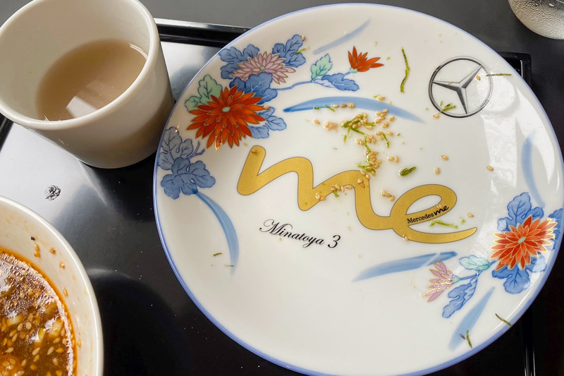 食べ終えると、スリーポインテッドスターとメルセデス・ミーの「me」のロゴとMinatoya3の文字がお皿に現れてビックリ。そば湯もセルフサービスで、辛くなった口の中に、まろやかなそば湯がほっこりしますよ。私はその後さらに、お隣りのメルセデス・ミーのカフェでコーヒーまでいただいちゃいましたけどね（笑）