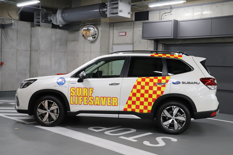 車体に大きく「SURF LIFESAVER」とラッピングされ、ひと目でライフセーバーカーと分かる