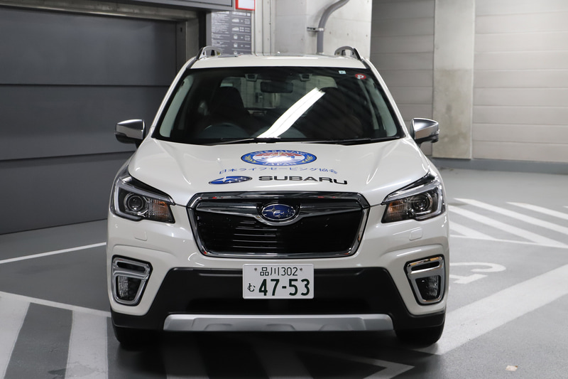 車体に大きく「SURF LIFESAVER」とラッピングされ、ひと目でライフセーバーカーと分かる