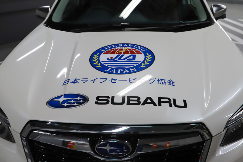 車体に大きく「SURF LIFESAVER」とラッピングされ、ひと目でライフセーバーカーと分かる