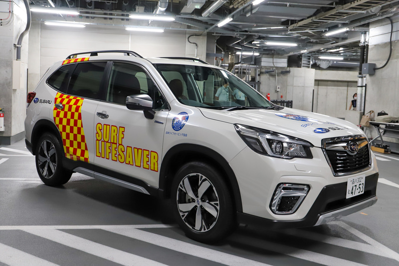 車体に大きく「SURF LIFESAVER」とラッピングされ、ひと目でライフセーバーカーと分かる