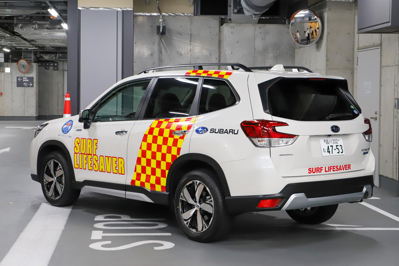 車体に大きく「SURF LIFESAVER」とラッピングされ、ひと目でライフセーバーカーと分かる