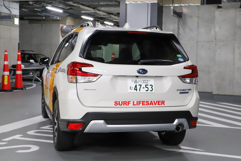車体に大きく「SURF LIFESAVER」とラッピングされ、ひと目でライフセーバーカーと分かる
