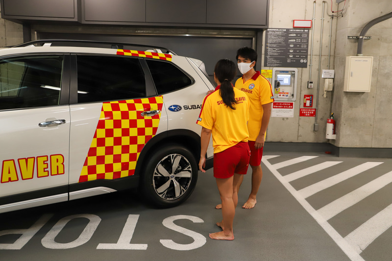 ライフセーバーの大山玲奈氏に、“スバリスト”だという飯沼氏が車両について説明する一幕もあった