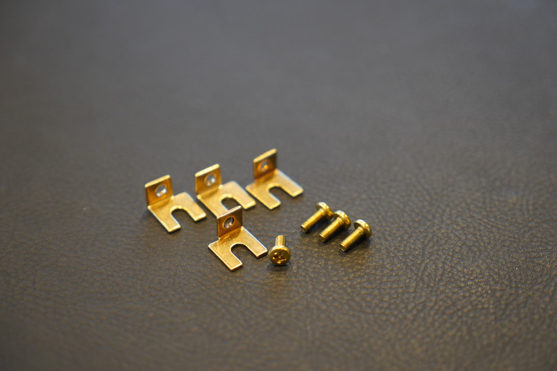 付属品となる真鍮製取り付け金具および真鍮製ビス