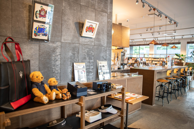 カフェの店内はマセラティにまつわるアート作品やポスターなどが飾られ、マセラティの世界を楽しめる空間に