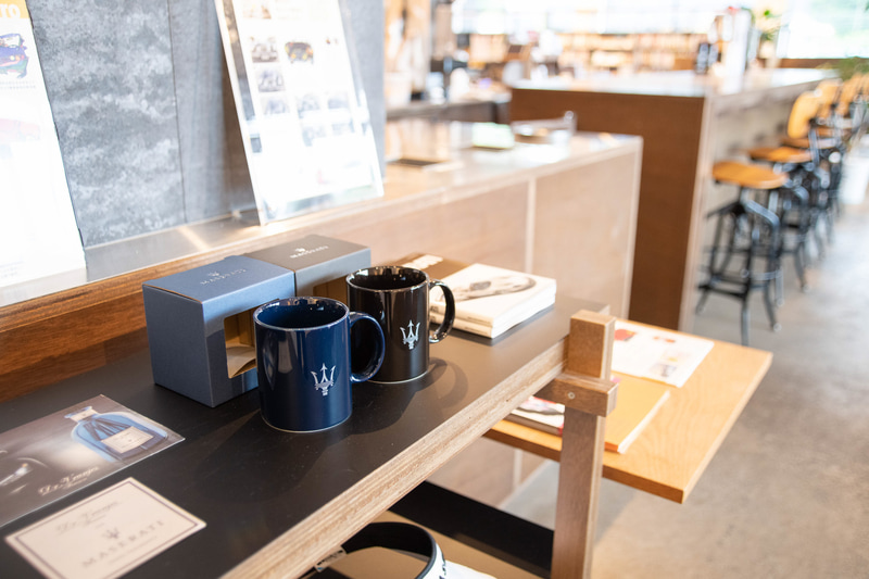 カフェの店内はマセラティにまつわるアート作品やポスターなどが飾られ、マセラティの世界を楽しめる空間に
