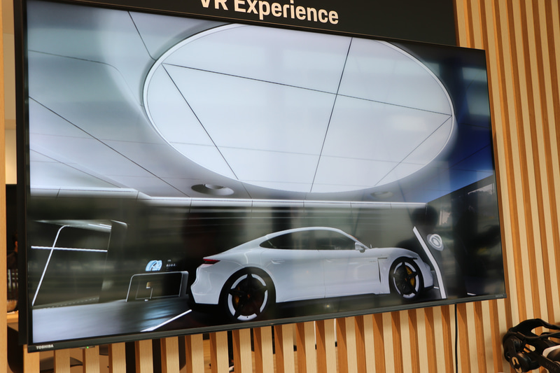 実際にはVRゴーグルで見るので、より立体的で臨場感のある映像が目の前に広がっている