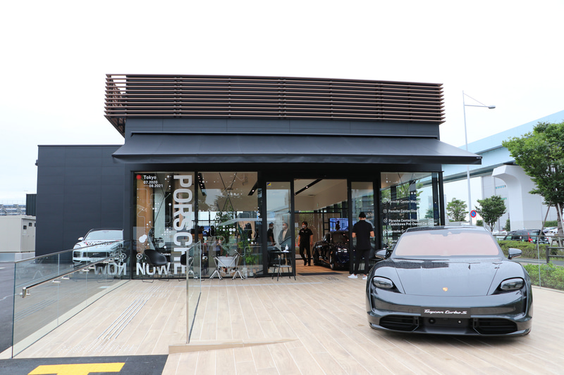 入口前のウッドデッキ。天気がよい日はここでもくつろげる