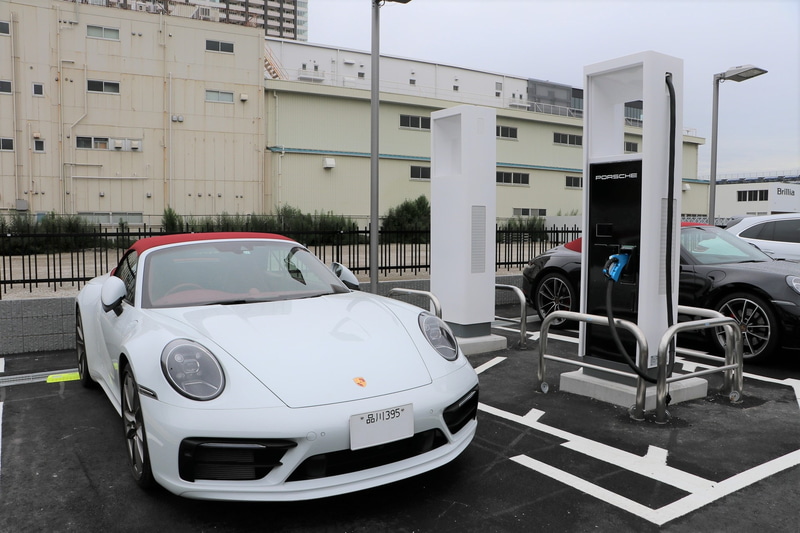屋外駐車場には急速充電のポルシェターボチャージャーが2基配備されている（挿入ソケットはチャデモ）