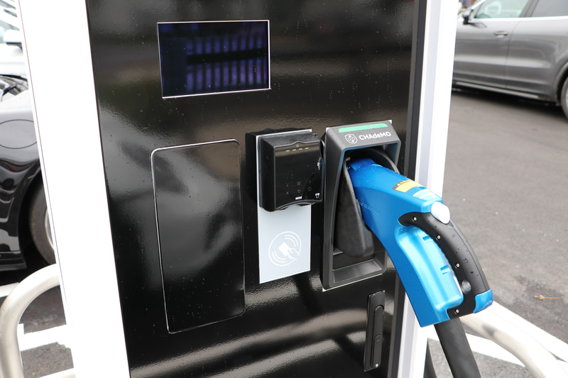 屋外駐車場には急速充電のポルシェターボチャージャーが2基配備されている（挿入ソケットはチャデモ）