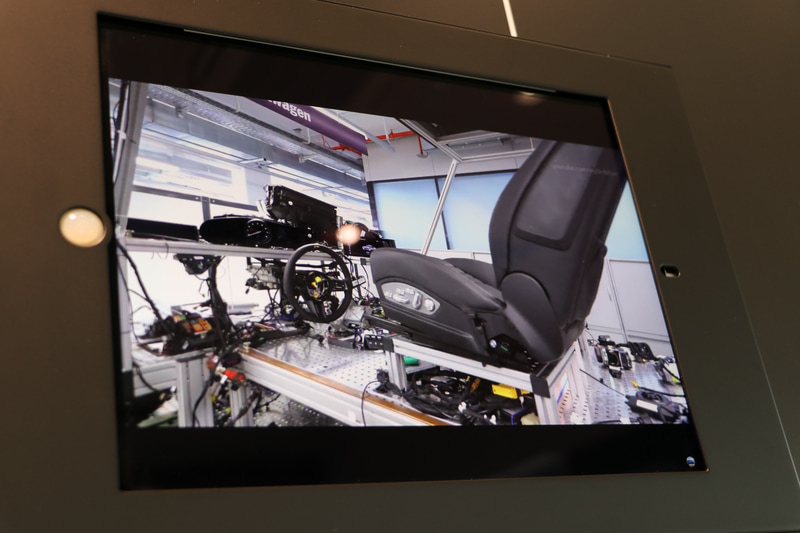 さまざまな動画も流されている