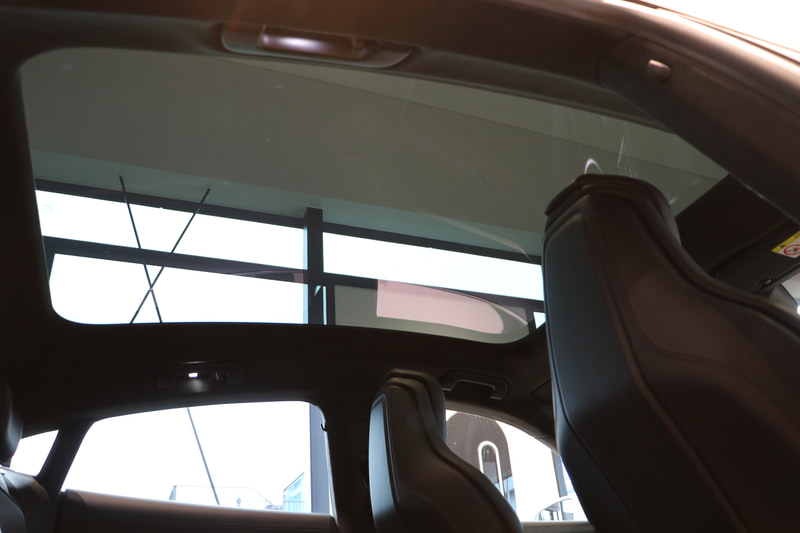 屋根はほぼガラスとなっている