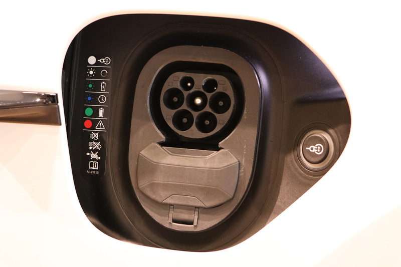 普通充電、急速充電口はフロントフェンダーの左右同じ場所に配置。今回は展示タイミングの問題で欧州仕様車。そのため充電規格はコンボのものとなっていた。日本仕様はチャデモを採用しており。日本仕様も欧州仕様も運転席側に普通充電口、助手席側に急速充電口を配置。これは普段使いの普通充電口を運転席側へとという配慮のため