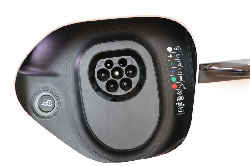 普通充電、急速充電口はフロントフェンダーの左右同じ場所に配置。今回は展示タイミングの問題で欧州仕様車。そのため充電規格はコンボのものとなっていた。日本仕様はチャデモを採用しており。日本仕様も欧州仕様も運転席側に普通充電口、助手席側に急速充電口を配置。これは普段使いの普通充電口を運転席側へとという配慮のため