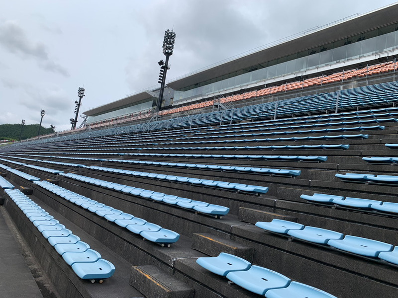 グランドスタンド指定席は観戦席の前後左右の間隔を空けて全席指定で販売。料金（観戦券＋指定席券）大人：5300円～、中学生：1400円～、小学生：800円～、3歳から未就学児：500円