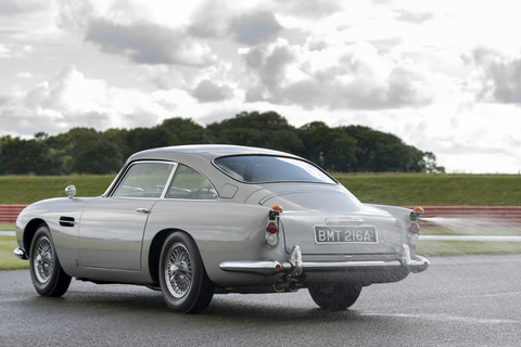 アストンマーティンが「007」のボンドカーを再現。「DB5