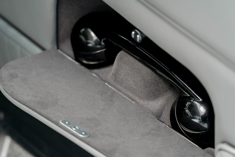 運転席ドアに設置された電話