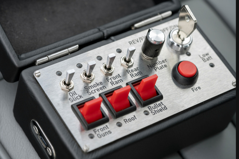 さまざまな秘密兵器を作動させるためのリモコン