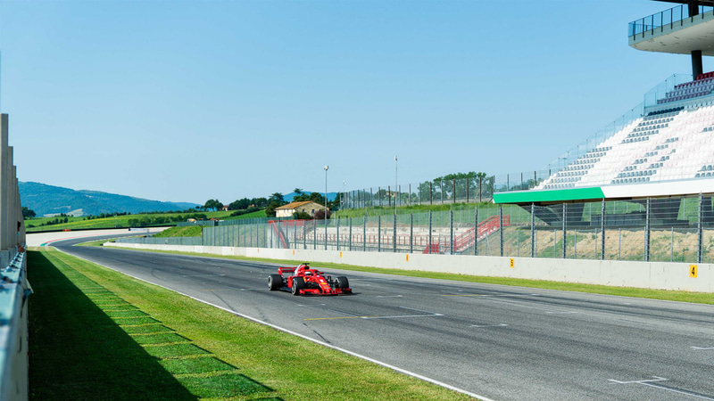 ムジェロサーキットで2018スペックのフェラーリでテストするセバスチャン・ベッテル