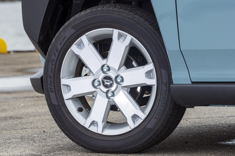 新車装着タイヤは横浜ゴム製「BluEarth-FE AE30」。タイヤサイズは165/65R15
