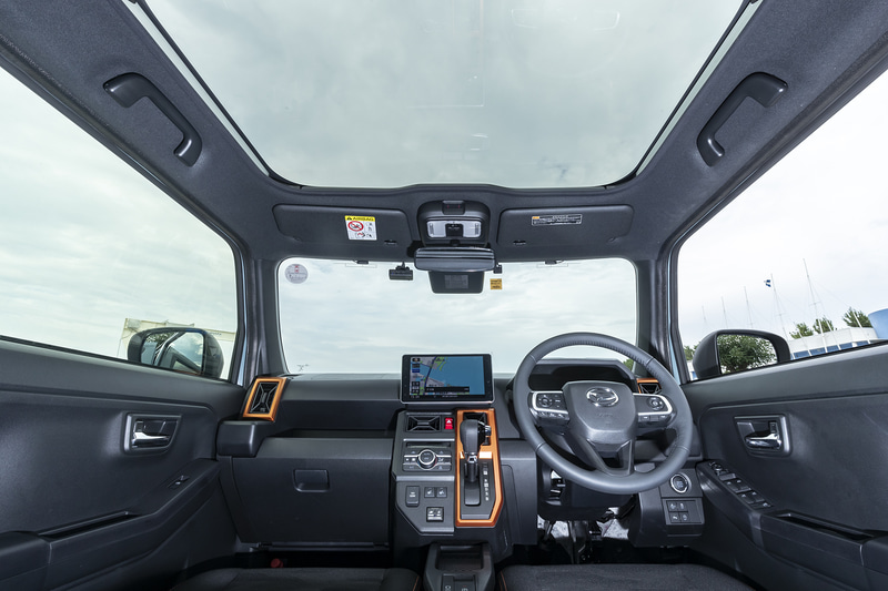 ガラスルーフ「スカイフィールトップ」は全車標準装備