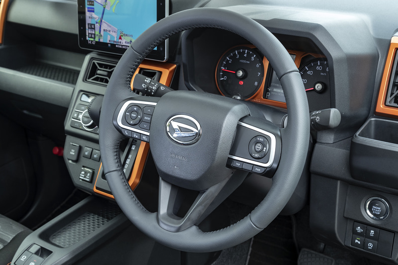 ステアリング。左側のスポークにはオーディオの操作ボタンや、クルマとスマートフォンをつないで「つながる安心」「快適・便利」を提供する「ダイハツコネクト」、駐車支援システム「スマートパノラマパーキングアシスト」のスイッチを配置。右側のスポークには全車速追従機能付ACCの操作スイッチなどを配置