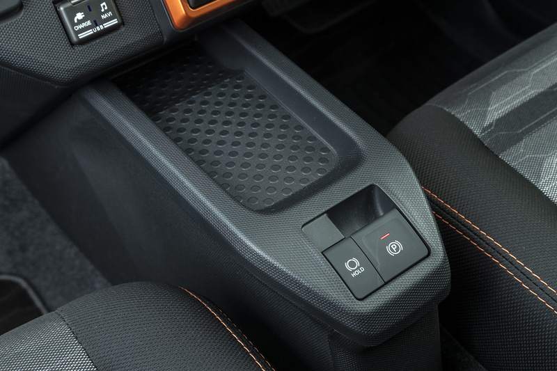 シフト下のトレイにはスマートフォンがすっぽり収まる