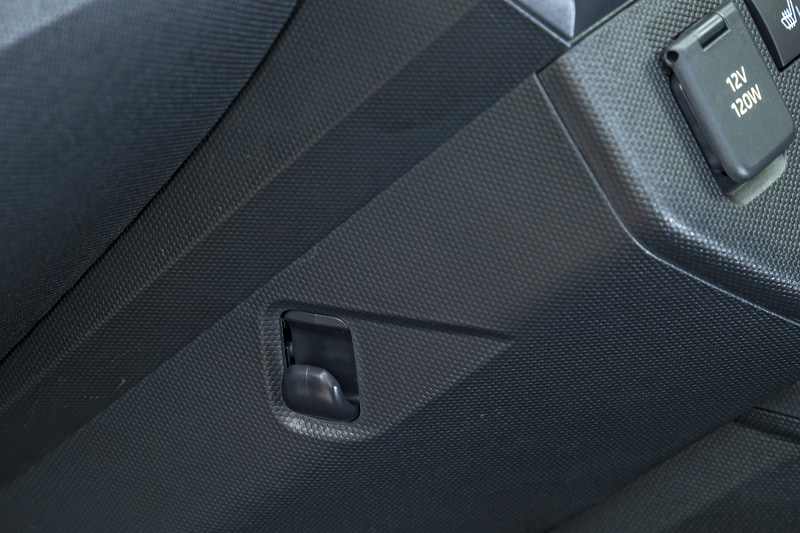 買い物袋などが引っ掛けられるフック