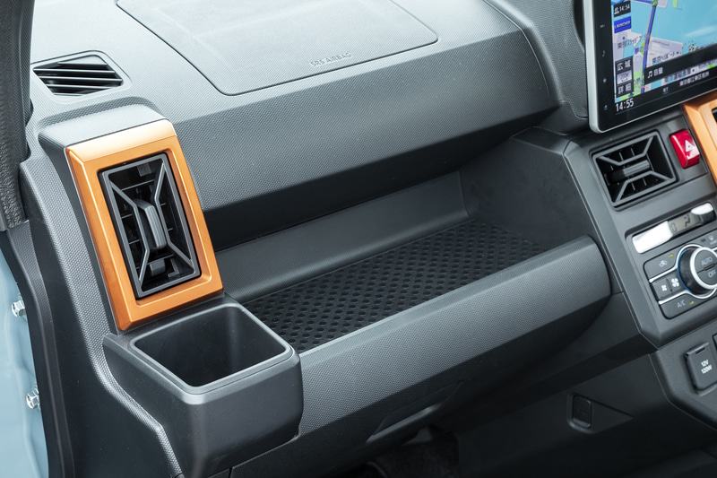 助手席前面には大きなオープンポケットを備える