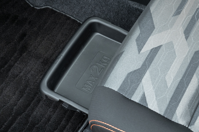 助手席アンダートレー