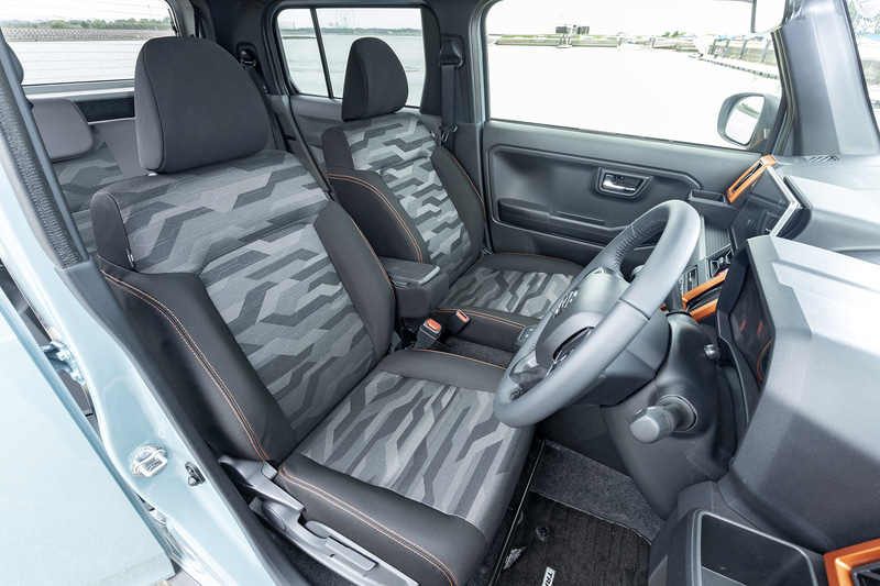 たっぷりとした厚みがあり、個性的な柄が目を引くシート。フロントとリアで色味が異なる