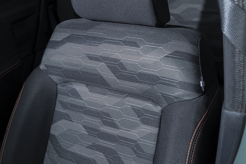 たっぷりとした厚みがあり、個性的な柄が目を引くシート。フロントとリアで色味が異なる