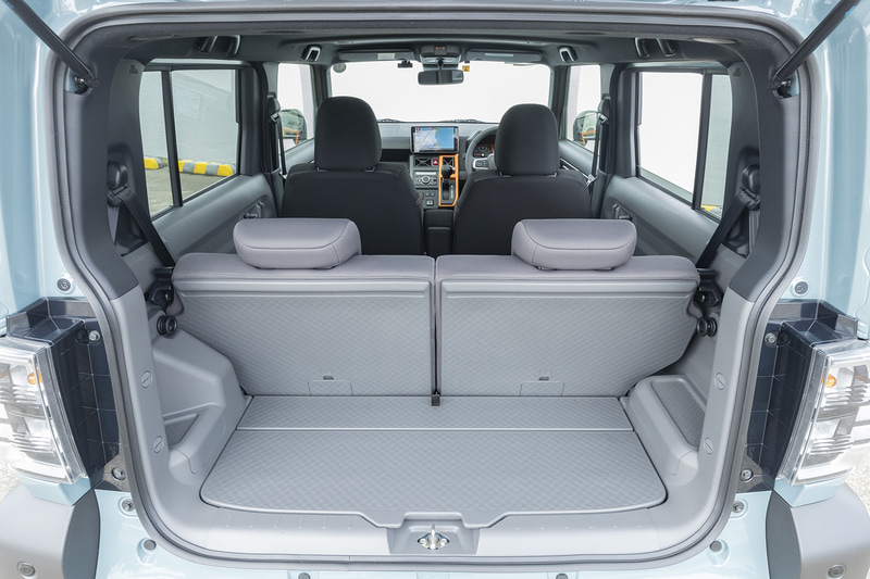 荷室は汚れた物を入れてもすぐ拭き取れるように樹脂製となる