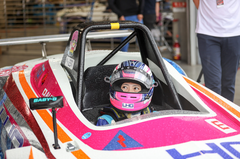 どのドライバーも天候と路面の状態が気になって仕方がない