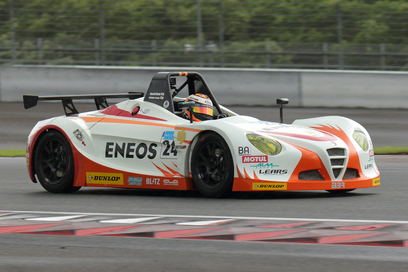 新しいタイヤになるとセッティングやドライビングも変更や修正が必要になる