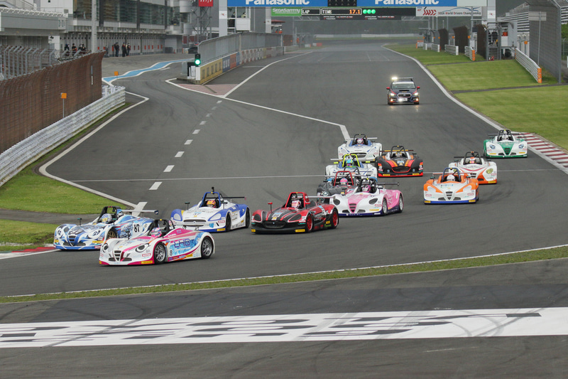 スタート直後に土砂降りの雨に見舞われ、2周目にSC（セーフティカー）が入りレースは中断となった