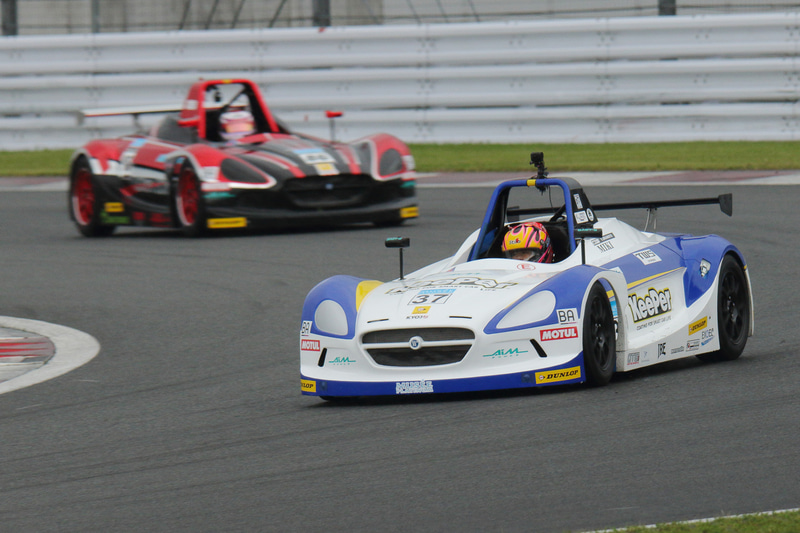 スタート直後に土砂降りの雨に見舞われ、2周目にSC（セーフティカー）が入りレースは中断となった