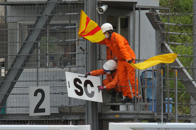 スタート直後に土砂降りの雨に見舞われ、2周目にSC（セーフティカー）が入りレースは中断となった