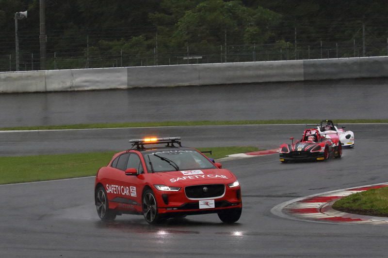 スタート直後に土砂降りの雨に見舞われ、2周目にSC（セーフティカー）が入りレースは中断となった